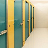 Перегородка из цветного стекла